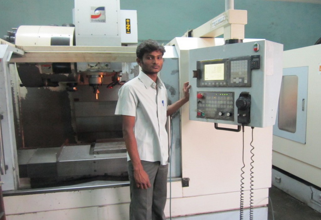 Students from various districts under Pudhu Vaazhvu Project in Machine training